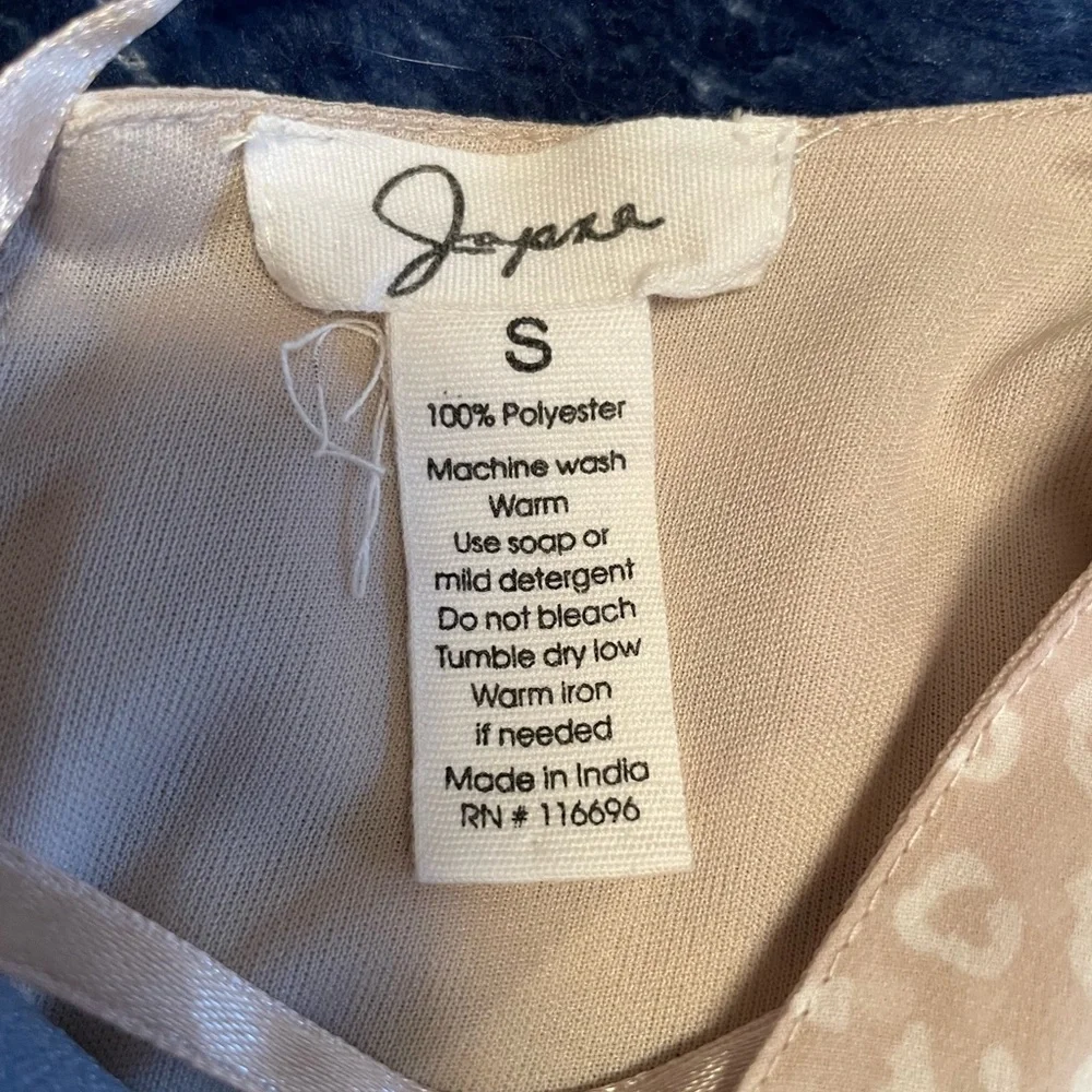 A dress that flows very nicely. - Picture 3 of 3